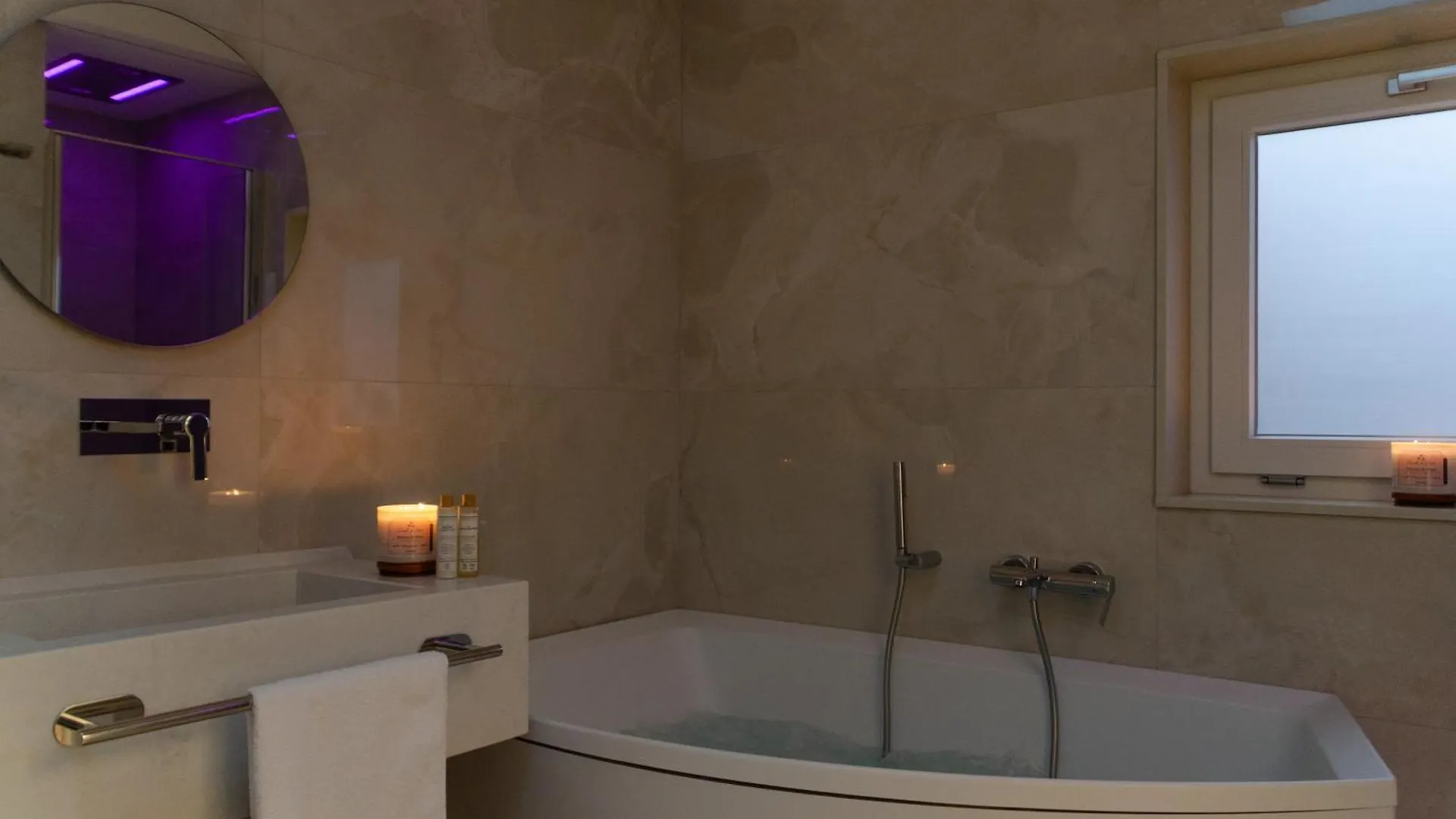 Apulialux - San Lorenzo Luxury Apartment Con Jacuzzi In Centro Brindisi 0*,  Italy