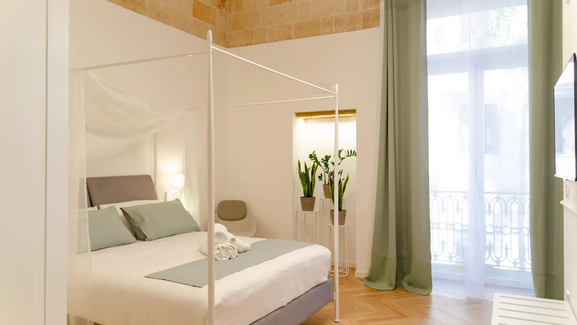 Apulialux - San Lorenzo Luxury Apartment Con Jacuzzi In Centro contacts