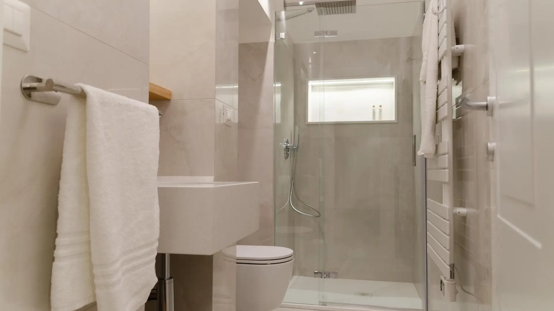 Apulialux - San Lorenzo Luxury Apartment Con Jacuzzi In Centro Brindisi