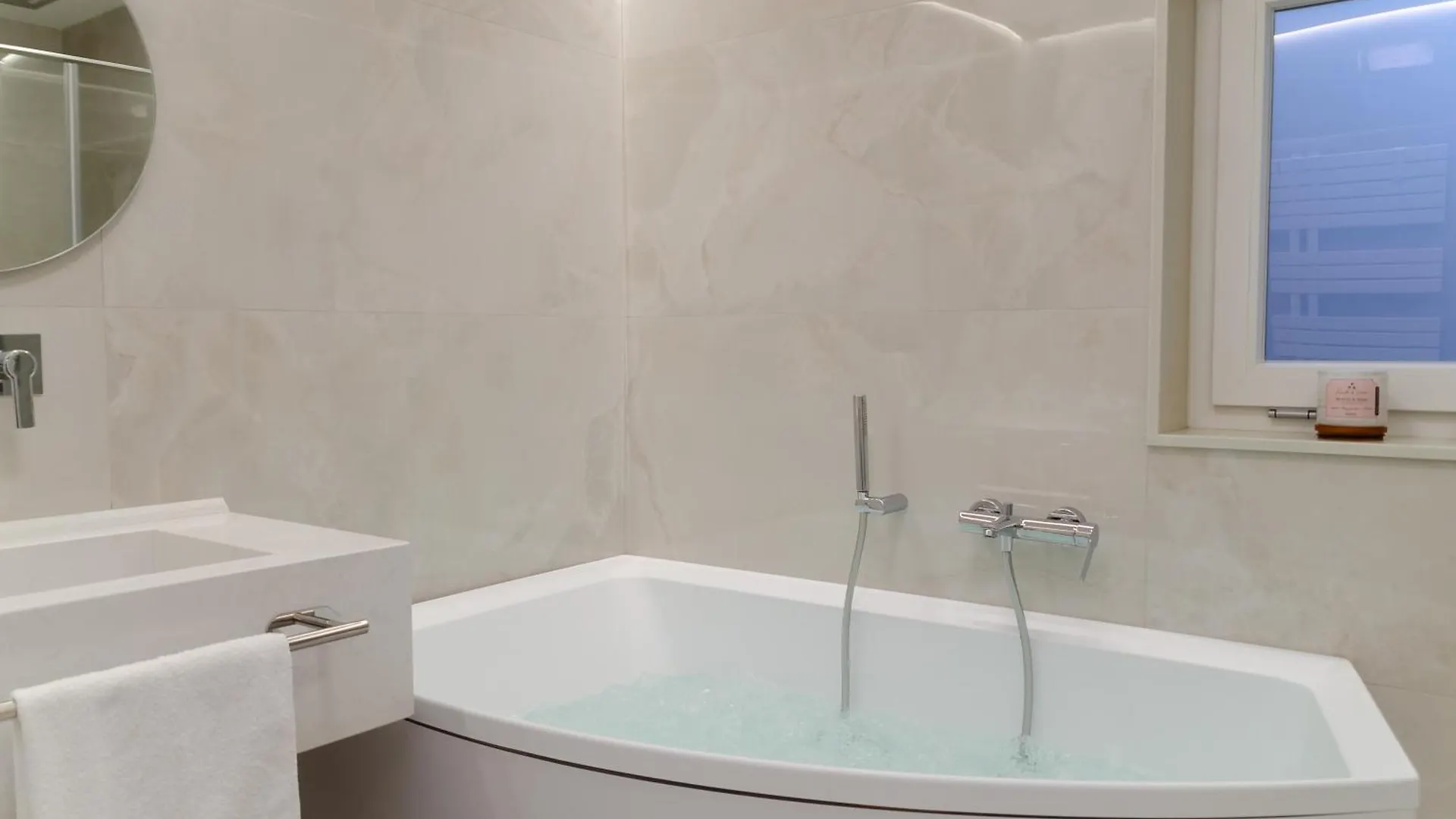Apulialux - San Lorenzo Luxury Apartment Con Jacuzzi In Centro Brindisi