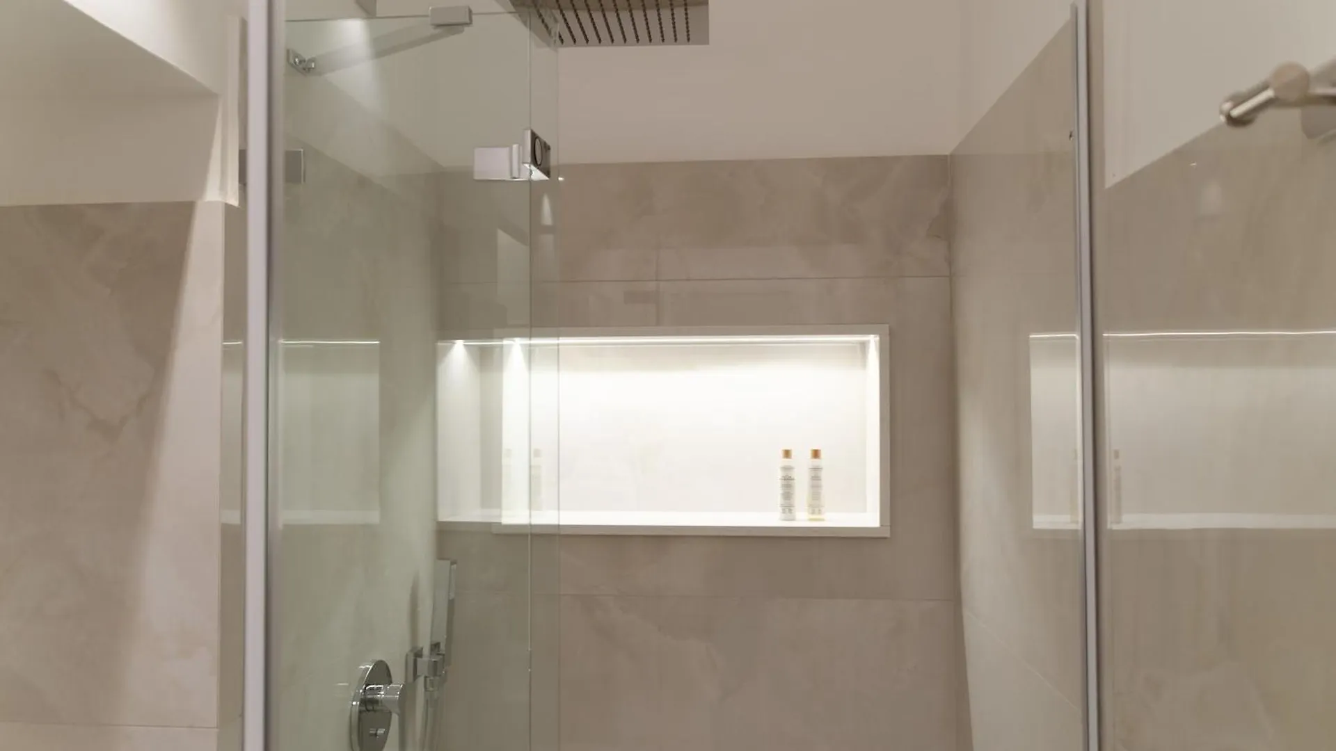 Apulialux - San Lorenzo Luxury Apartment Con Jacuzzi In Centro Brindisi